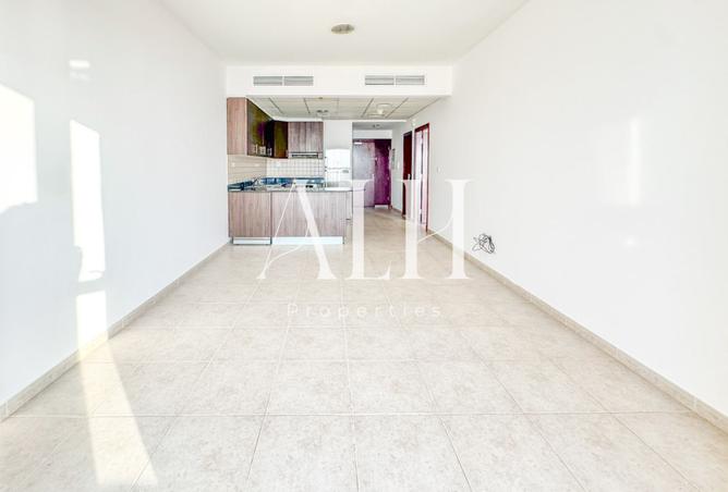 Sea View | Unfurnished | Well Maintained | Vacant photo 2