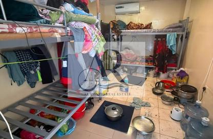 سكن عمال - استوديو - 8 حمامات للايجار في المنطقة الصناعية رقم 17 - المنطقة الصناعية بالشارقة - الشارقة سكن عمال - استوديو - 8 حمامات للايجار في المنطقة الصناعية رقم 17 - المنطقة الصناعية بالشارقة - الشارقة