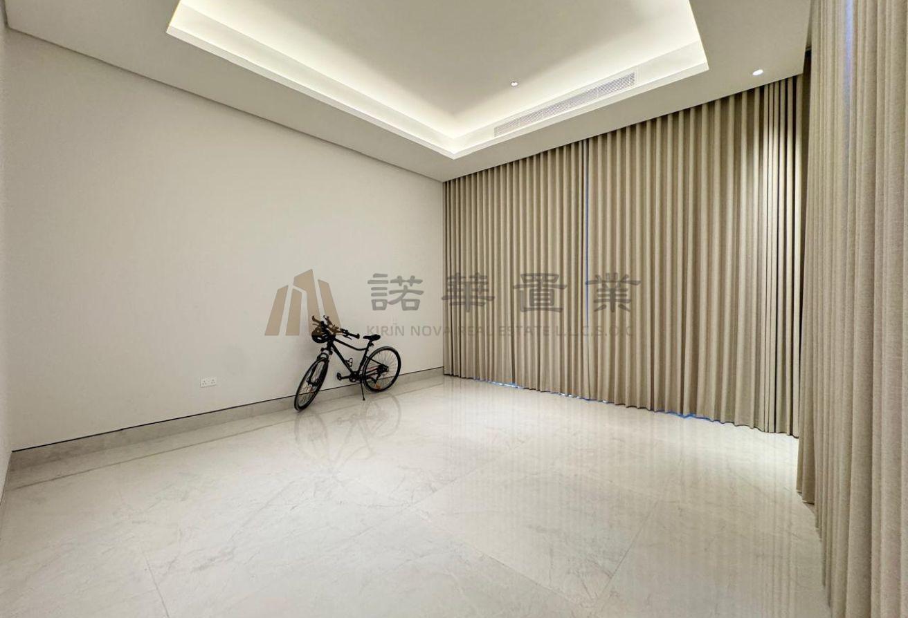 Brand New | Vacant | Elegant photo 23