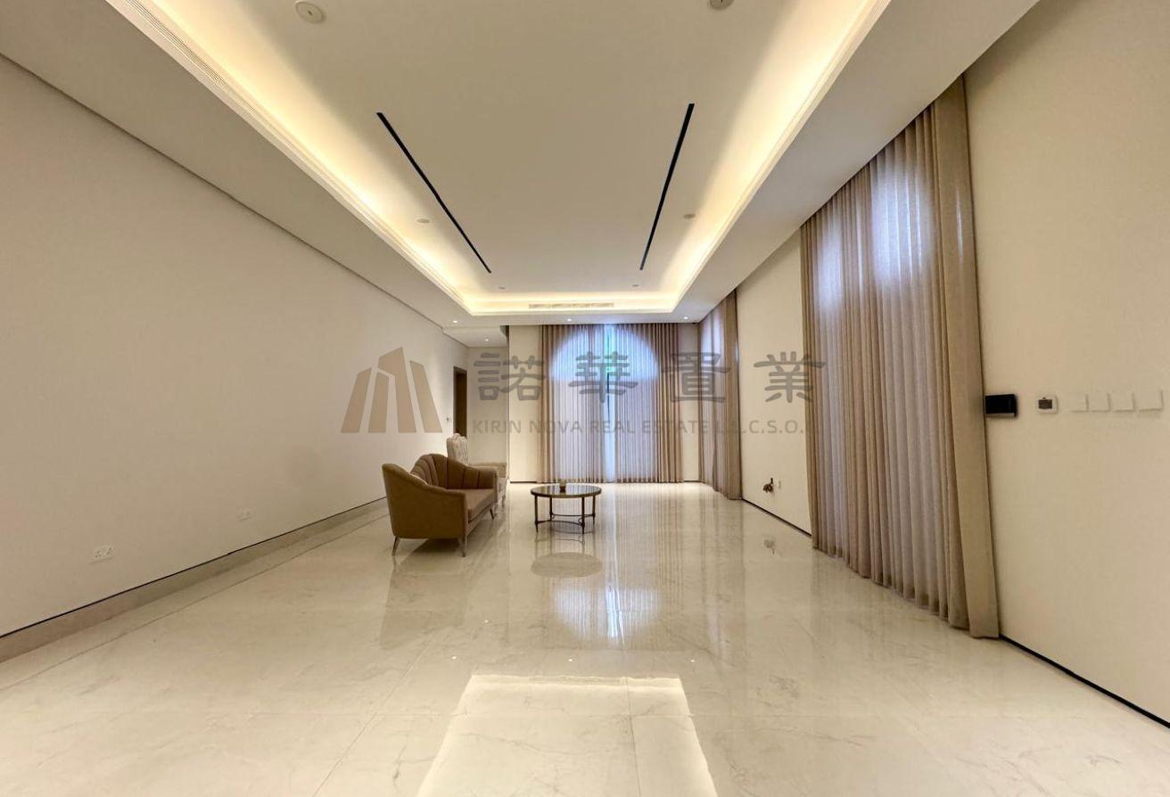 Brand New | Vacant | Elegant photo 15