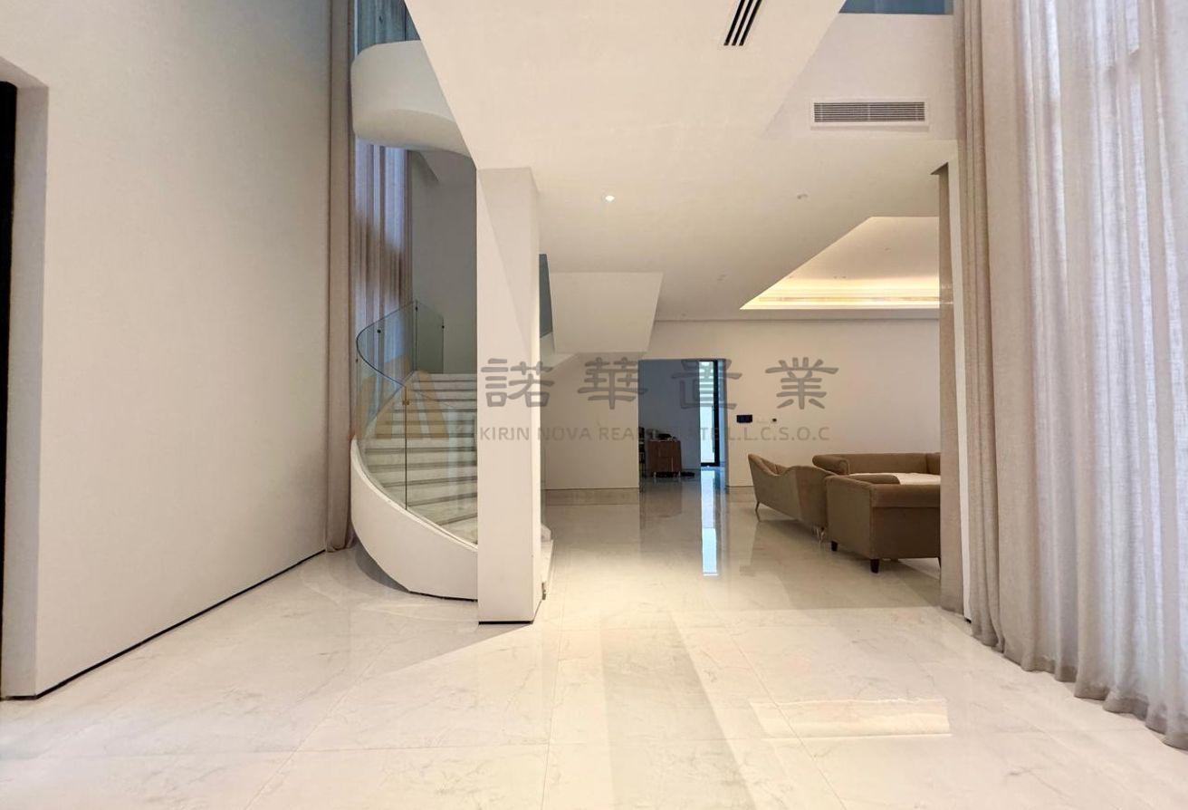 Brand New | Vacant | Elegant photo 7
