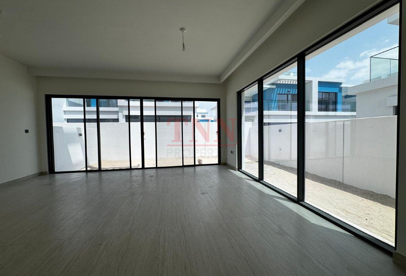 5 BEDROOMS TOWNHOUSE | VACANT | SPACIOUS LAYOUT photo 2