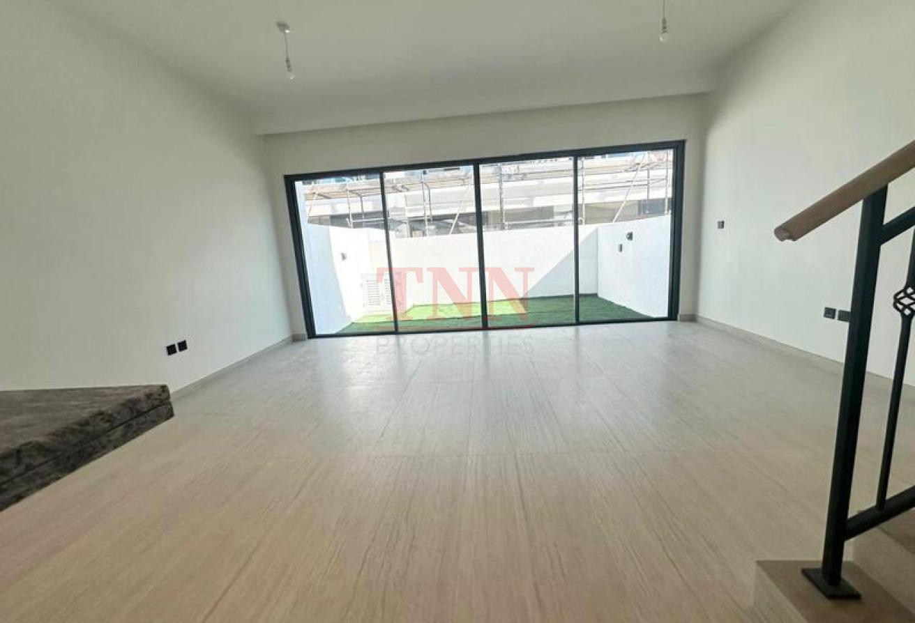 5 BEDROOMS TOWNHOUSE | VACANT | SPACIOUS LAYOUT photo 5