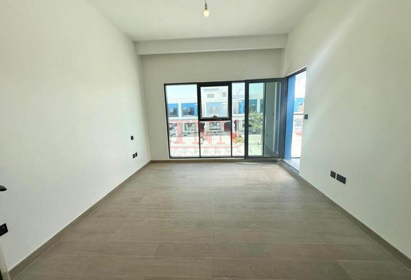 5 BEDROOMS TOWNHOUSE | VACANT | SPACIOUS LAYOUT photo 6