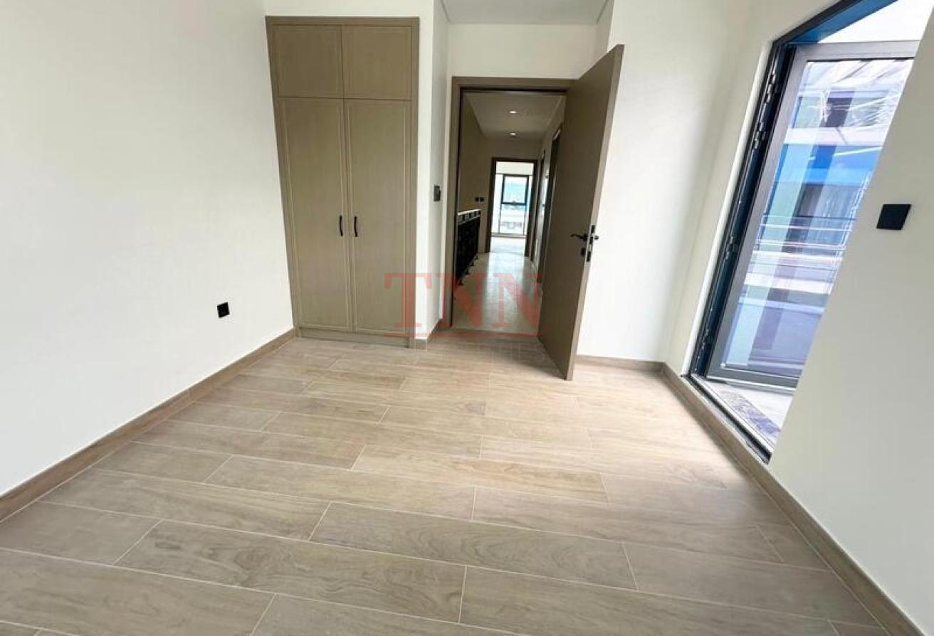 5 BEDROOMS TOWNHOUSE | VACANT | SPACIOUS LAYOUT photo 4