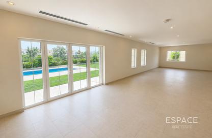 Villa - 5 Bedrooms - 5 Bathrooms for rent in District 2 - Jumeirah Park - Dubai