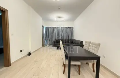 شقة - غرفة نوم - 2 حمامات للايجار في عزيزي عالية - 2 مدينة دبي الطبية - الجداف - دبي