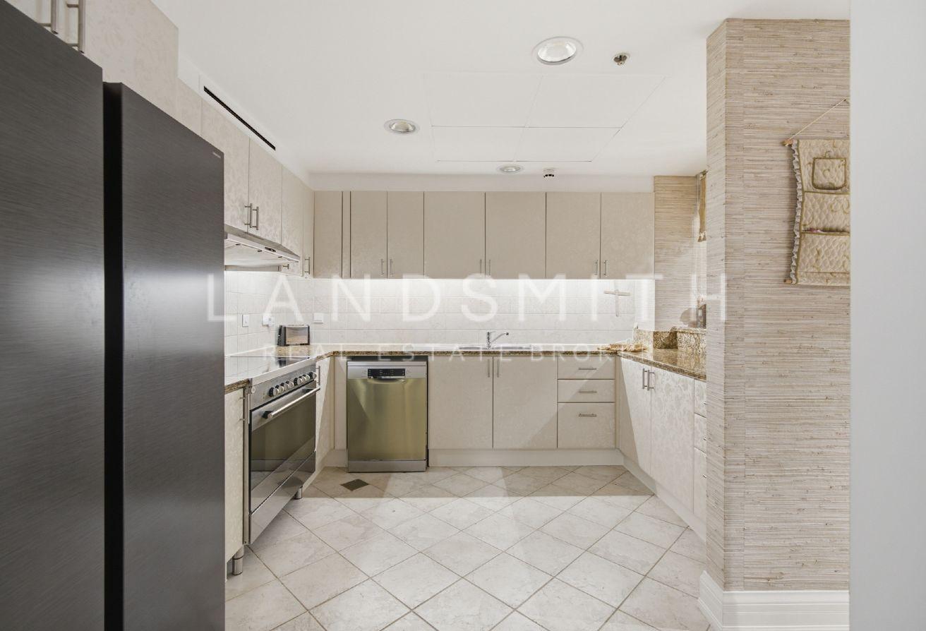 Spacious Bright Apartment | Study | Maid Room photo 6
