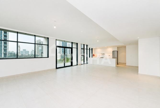 Exclusive | Huge Living | Duplex
