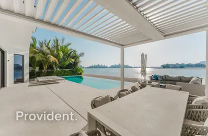 Villa - 5 Bedrooms - 6 Bathrooms for rent in Palm Jumeirah - Dubai