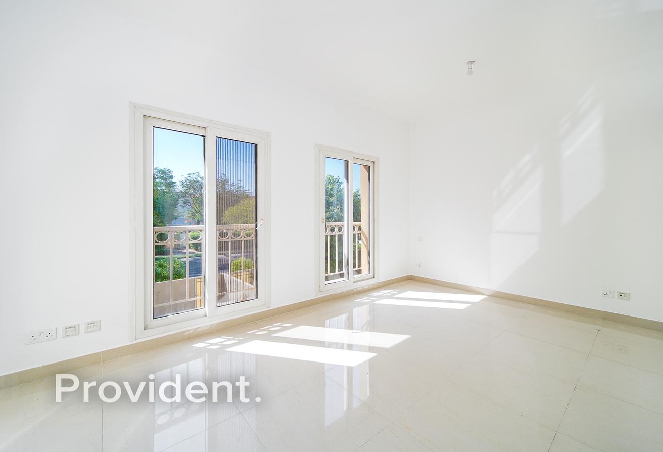 Fully Upgraded I Close to Pool and Park I Vacant photo 4