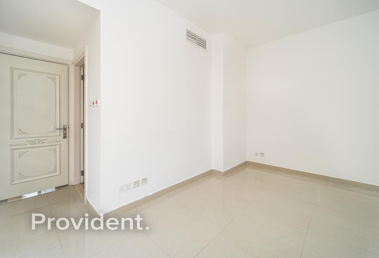 Fully Upgraded I Close to Pool and Park I Vacant photo 9