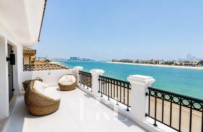 Villa - 5 - 6 for rent in Garden Homes Frond B - Garden Homes - Palm Jumeirah - Dubai