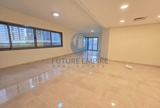 شقة فسيحة مكونة من 3 غرف نوم | غرفة للخادمة | قريبة من المترو