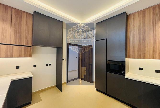 Luxurious Brand-New 5 Master Bedroom Town House Re