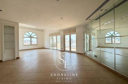 Apartment - 3 Bedrooms - 4 Bathrooms for rent in Al Khushkar - Shoreline Apartments - Palm Jumeirah - Dubai