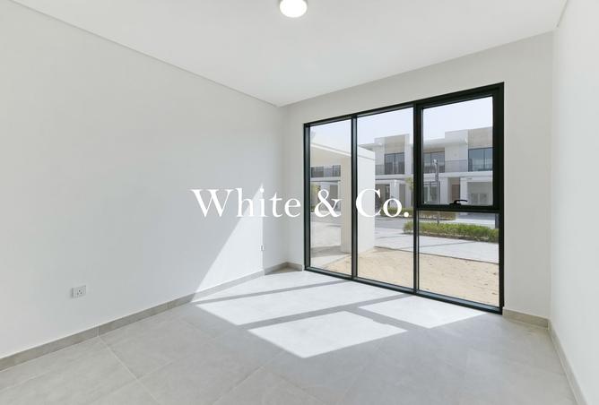 Single Row | Brand New | Specious layout photo 3