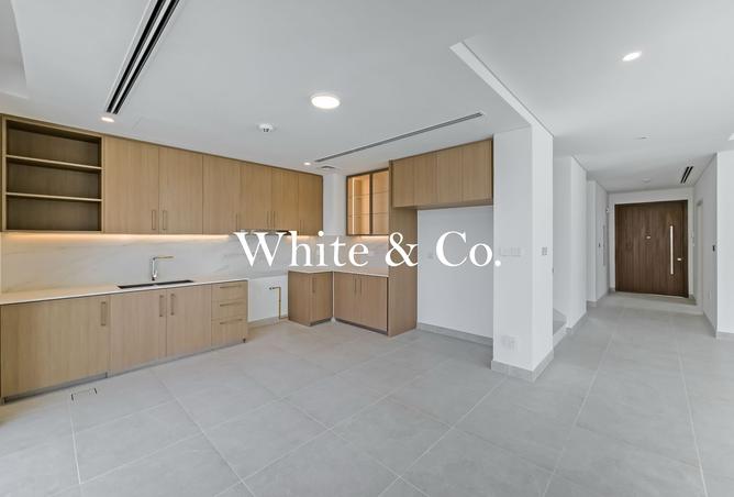 Single Row | Brand New | Specious layout photo 2