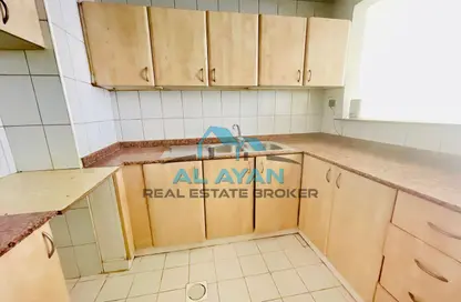 شقة - غرفة نوم - 2 حمامات للايجار في Y-01 - طراز إنجليزي - المدينة العالمية - دبي