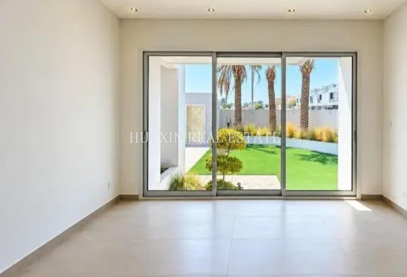 HURRY| Recently Renovated | Corner | Nice Garden photo 5