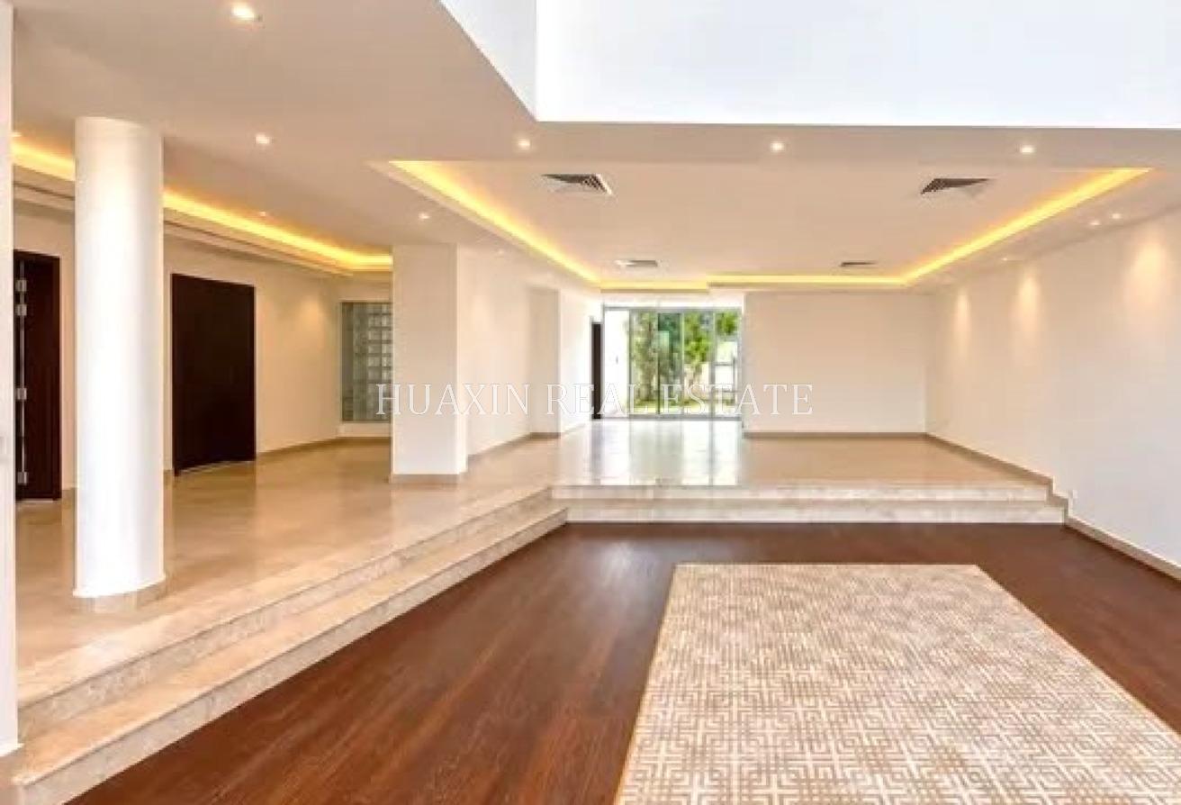 HURRY| Recently Renovated | Corner | Nice Garden photo 2