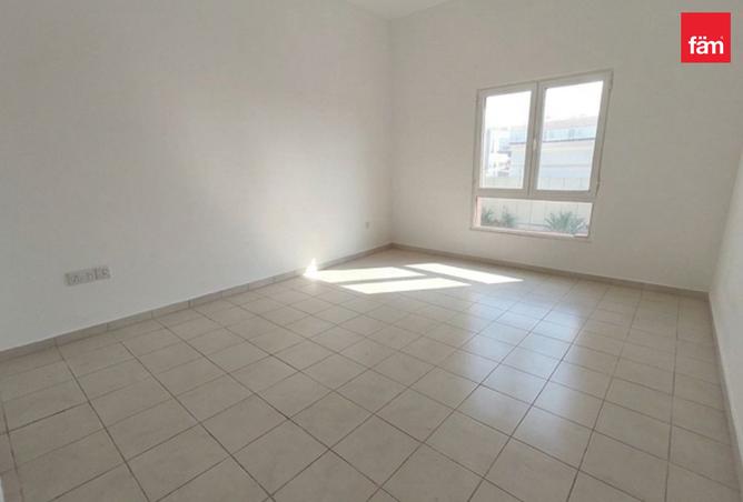 Unfurnished I Close Garden Metro I Well Maintained photo 3