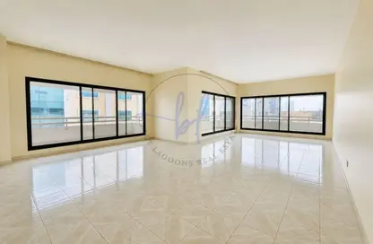 Apartment - 3 Bedrooms - 3 Bathrooms for rent in Dar Al Muraqqabat - Al Muraqqabat - Deira - Dubai