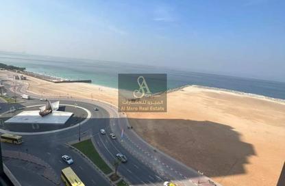 شقة - 2 - 2 للايجار في برج الكورنيش - طريق كورنيش عجمان - عجمان