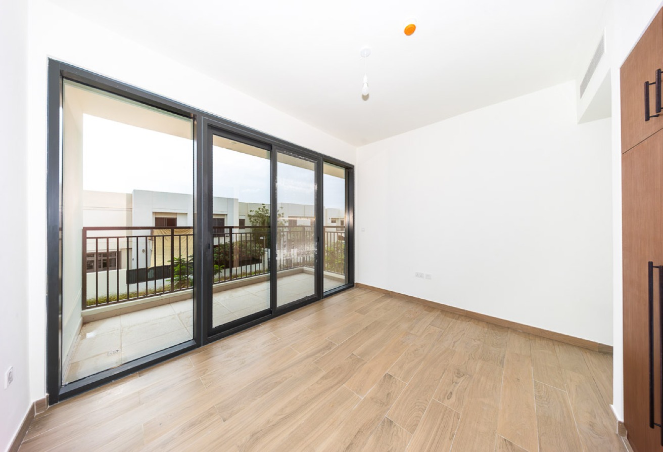 3 bedroom apartment in Holland Gardens, Town Square: 9