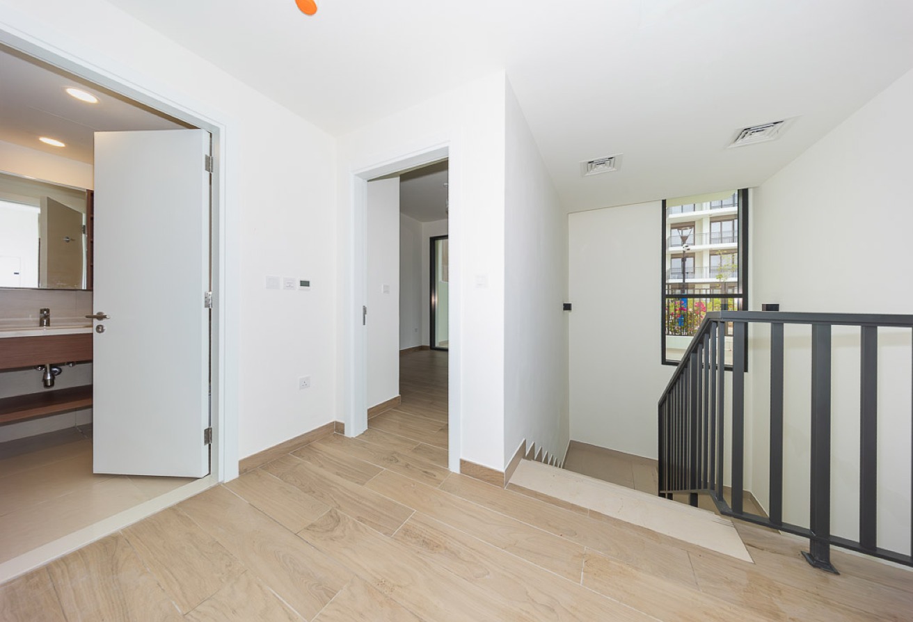 3 bedroom apartment in Holland Gardens, Town Square: 12