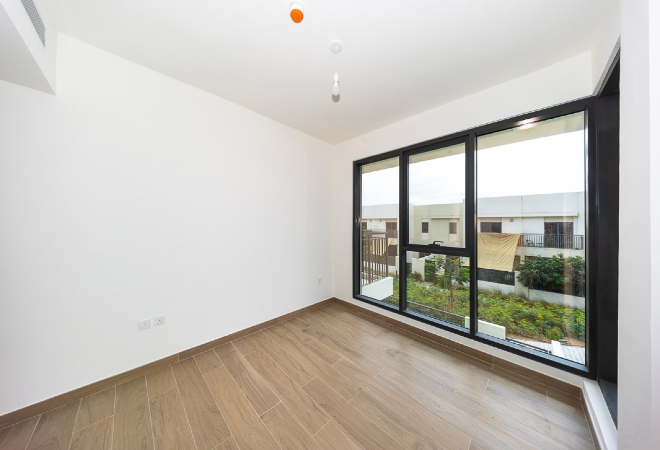 3 bedroom apartment in Holland Gardens, Town Square: 13
