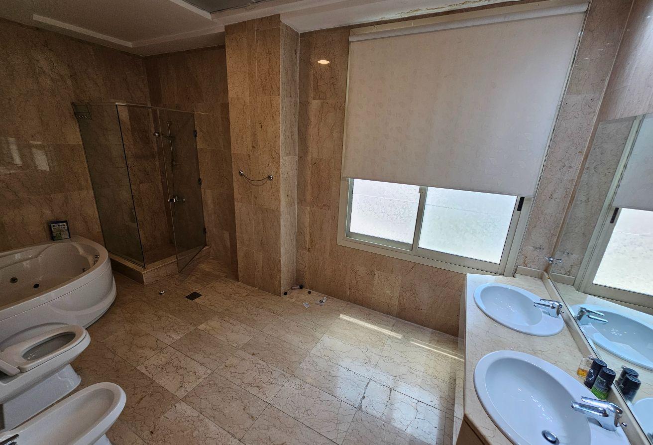 Spacious 5BR | Garden | Swimming pool photo 6