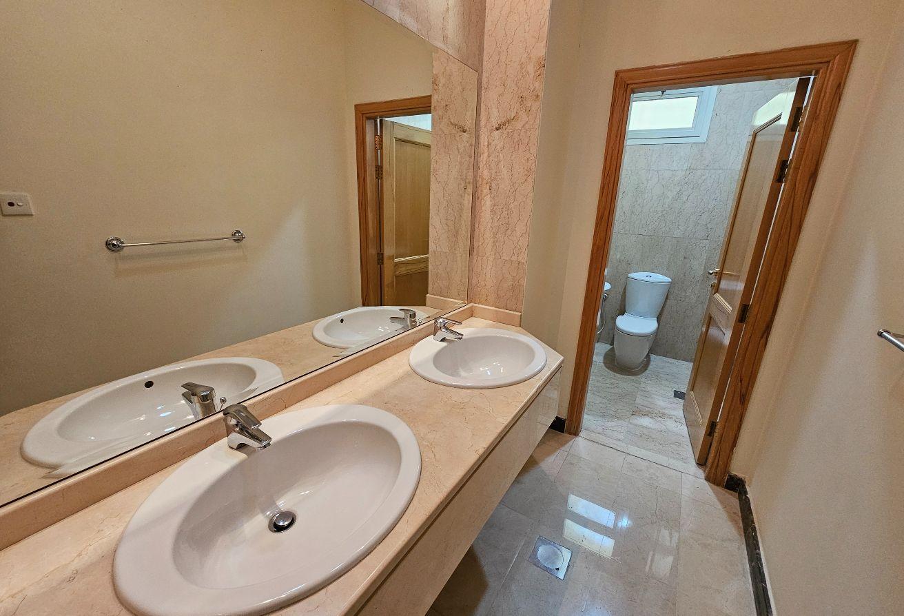 Spacious 5BR | Garden | Swimming pool photo 5