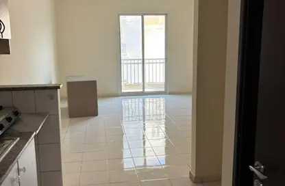 شقة - 1 حمام للايجار في L05 - طراز يوناني - المدينة العالمية - دبي