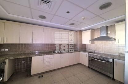 Apartment - 4 Bedrooms - 4 Bathrooms for rent in Shoreline Apartments - Palm Jumeirah - Dubai