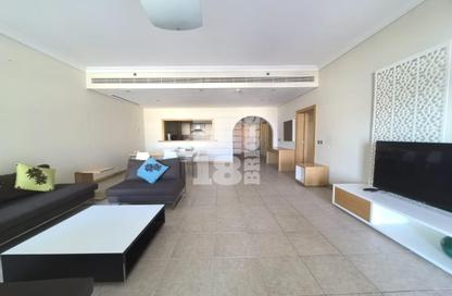 Apartment - 4 Bedrooms - 4 Bathrooms for rent in Shoreline Apartments - Palm Jumeirah - Dubai