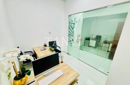 Office Space - Studio - 1 Bathroom for rent in Red Avenue - Al Garhoud - Dubai
