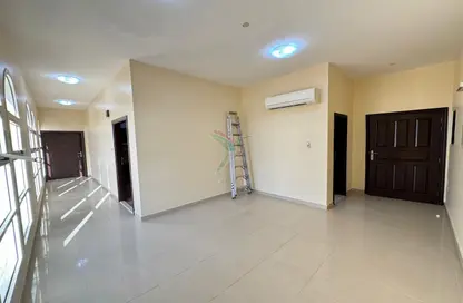 شقة - غرفة نوم - 2 حمامات للايجار في الدفينة - عشارج - العين