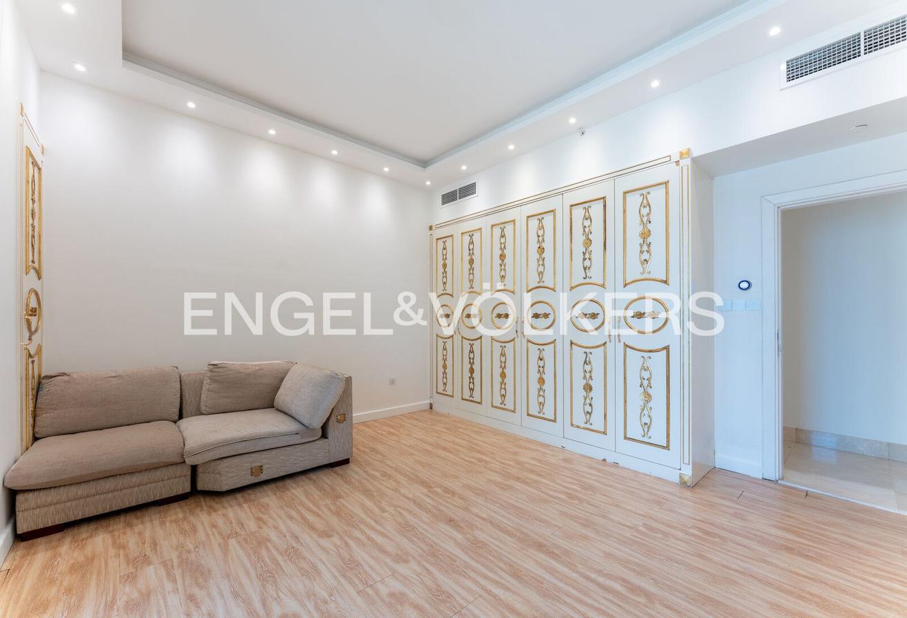 High Floor I Fully Upgraded I Spacious Layout photo 11
