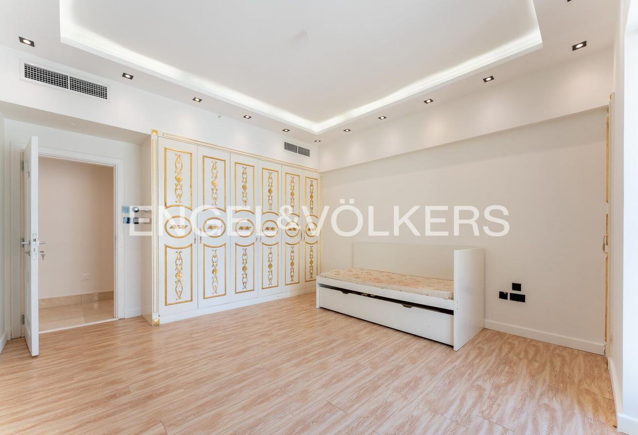 High Floor I Fully Upgraded I Spacious Layout photo 13