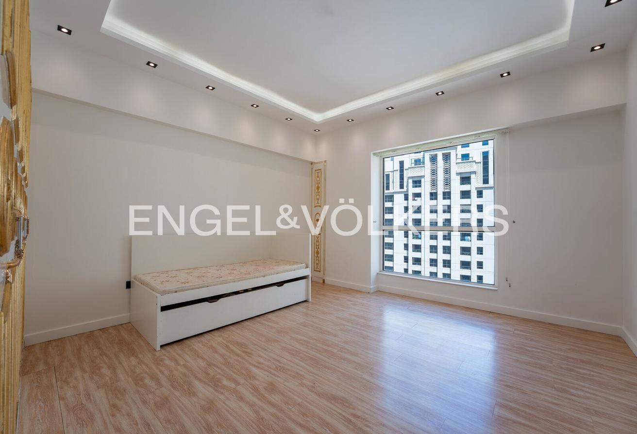 High Floor I Fully Upgraded I Spacious Layout photo 12