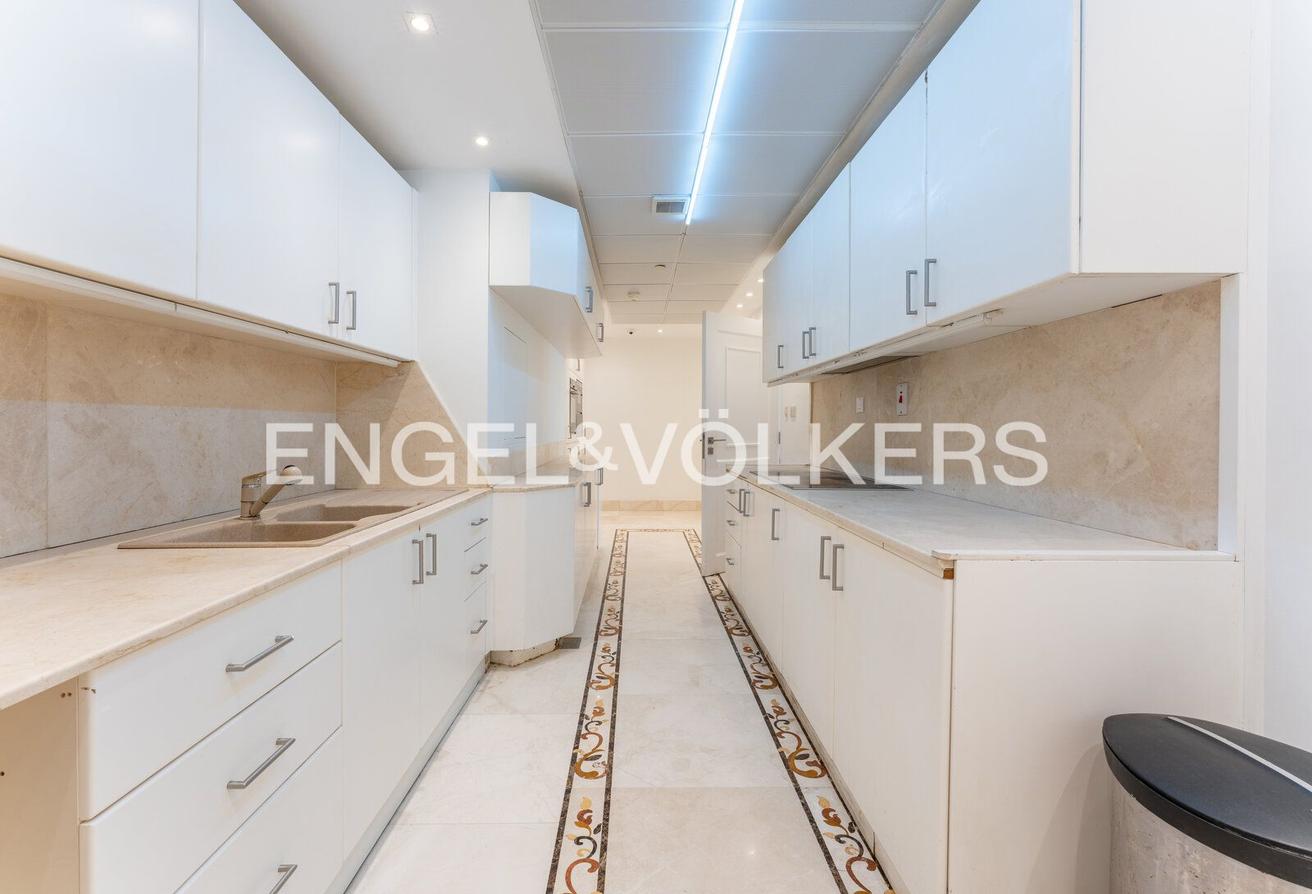 High Floor I Fully Upgraded I Spacious Layout photo 20