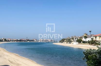 Villa - 4 - 6 for rent in Canal Cove Frond F - Canal Cove Villas - Palm Jumeirah - Dubai