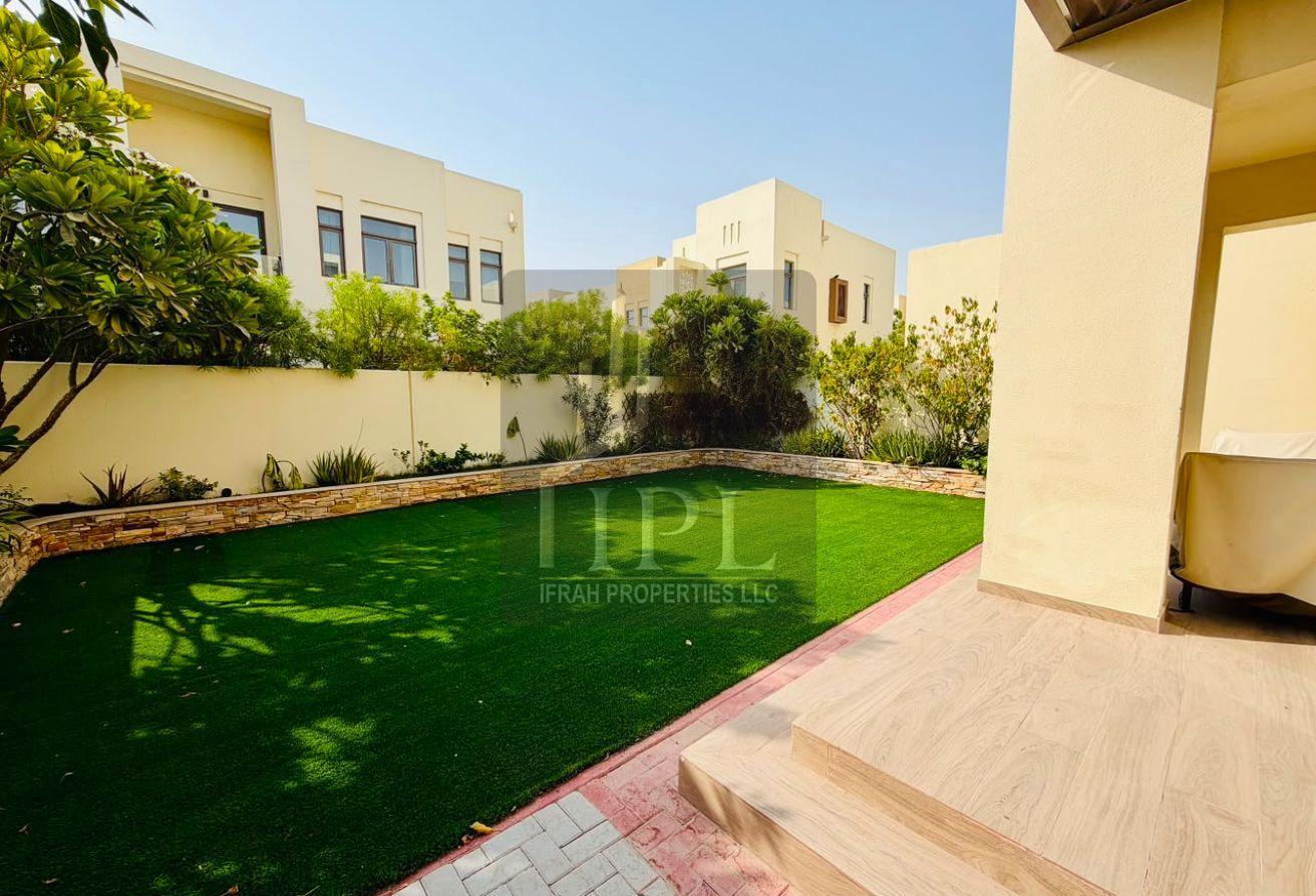 Luxury Fully Furnished | Upgraded | Ready to Move photo 4