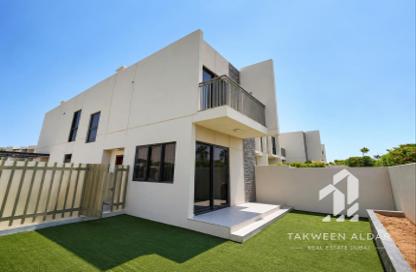 Townhouse - 4 - 5 for rent in Victoria - Damac Hills 2 - Dubai