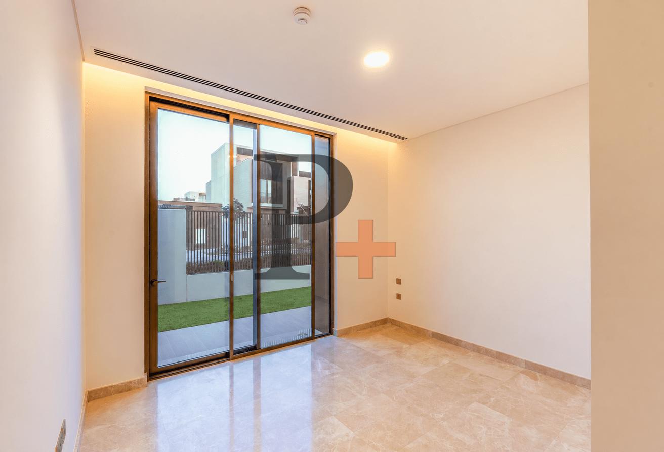 Closed Garage | Landscaped | Driver's Room | Flora photo 4