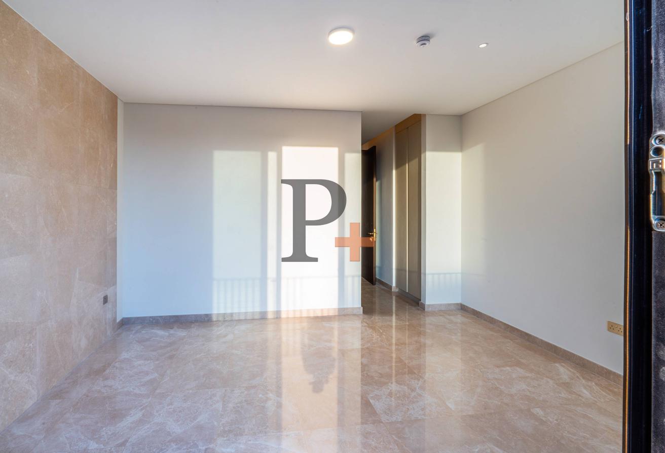 Closed Garage | Landscaped | Driver's Room | Flora photo 12