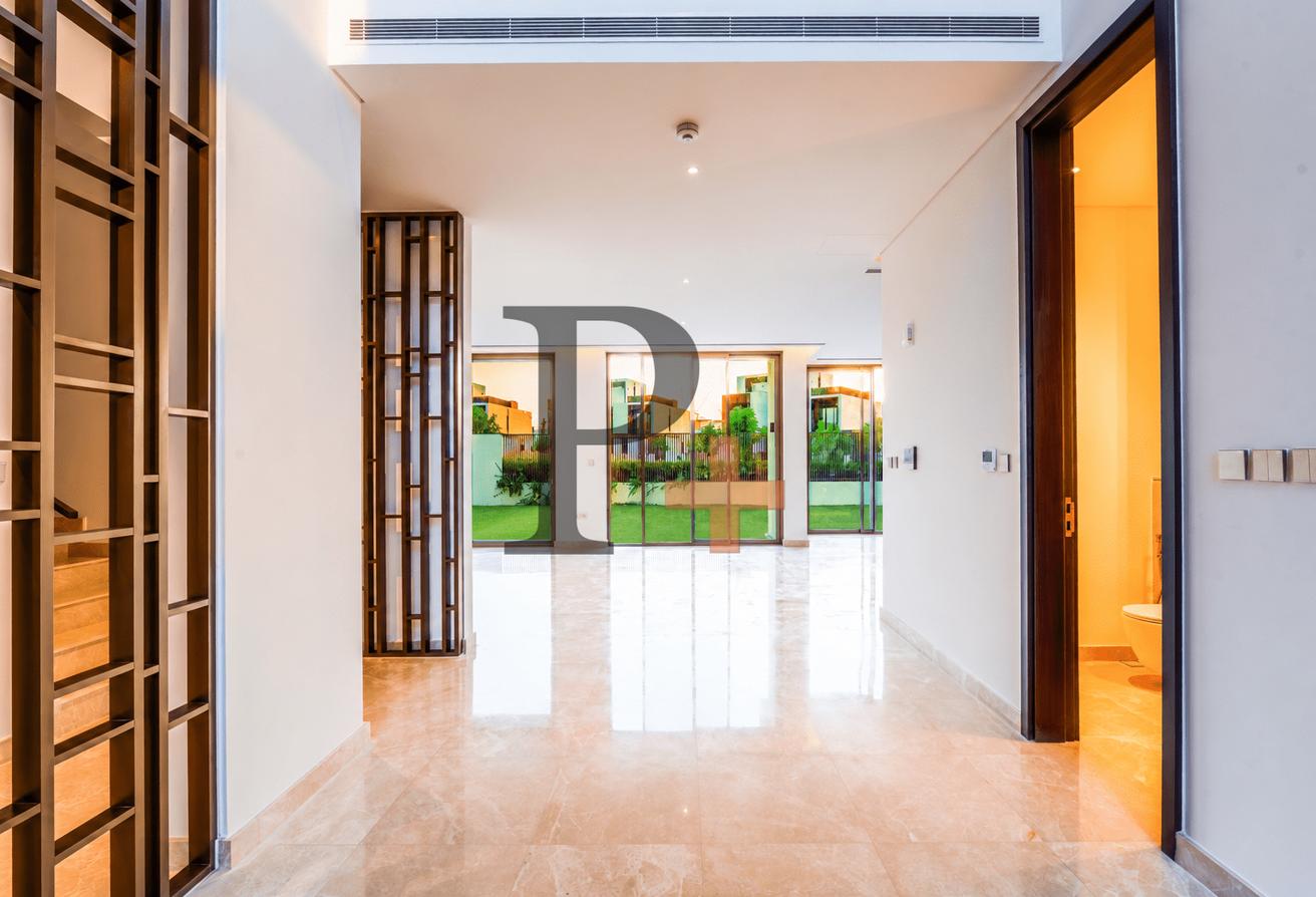 Closed Garage | Landscaped | Driver's Room | Flora photo 11