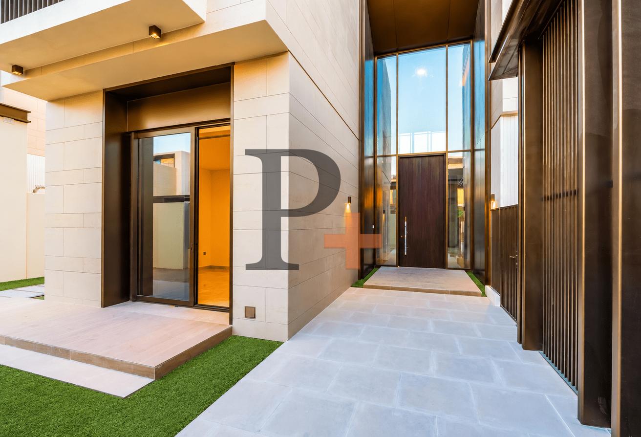 Closed Garage | Landscaped | Driver's Room | Flora photo 8