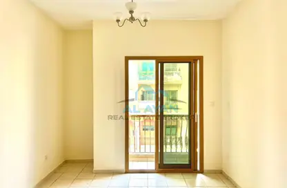 شقة - غرفة نوم - 2 حمامات للايجار في T04 - طراز أسباني - المدينة العالمية - دبي